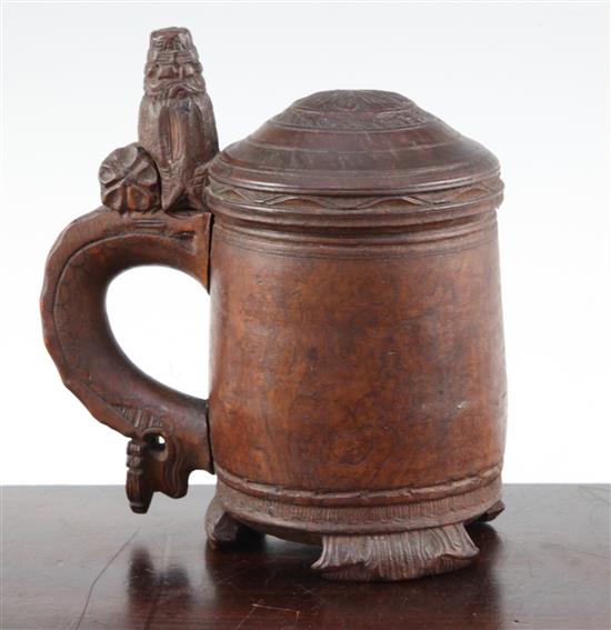 A 19th century Norwegian birch wood peg tankard, overall 6.5in.